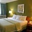 Days Inn & Suites by Wyndham Bridgeport - Clarksburg