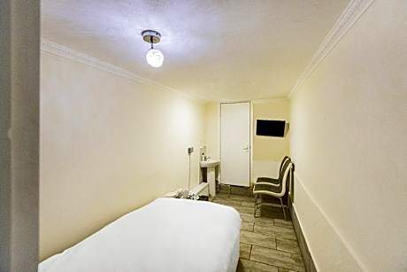 OYO Old Oak Tree Inn