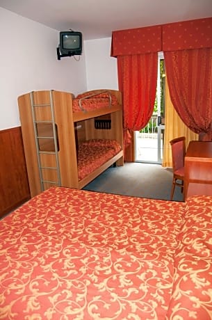 Quadruple Room with Terrace