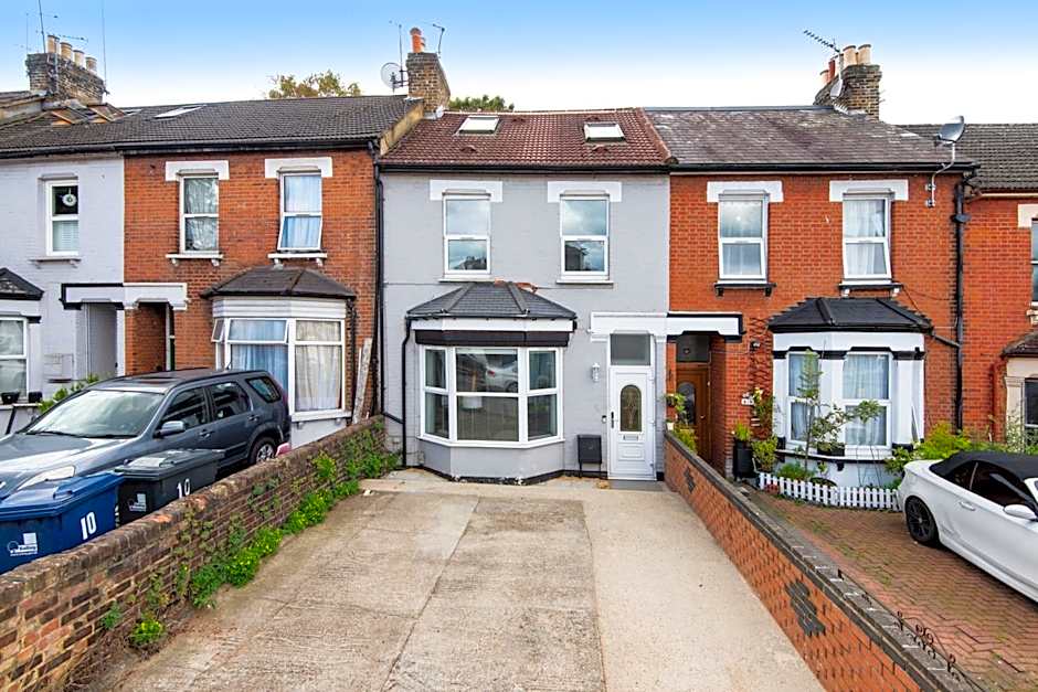 King Room with a shared Kitchen and bathroom in a 5-Bedroom House at Hanwell