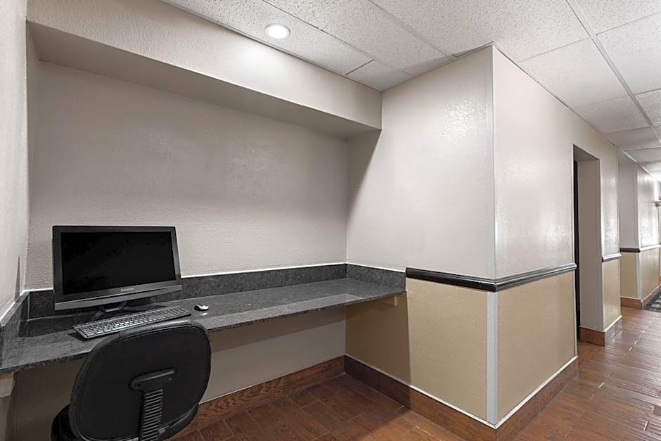 Super 8 by Wyndham Shepherdsville