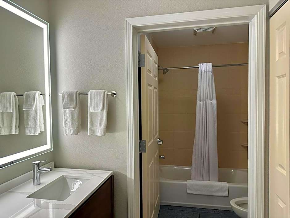 Staybridge Suites Milwaukee West-Oconomowoc By IHG