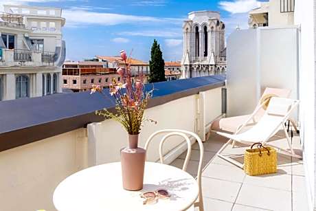 Premium Queen Room with Terrace and Noter Dame View