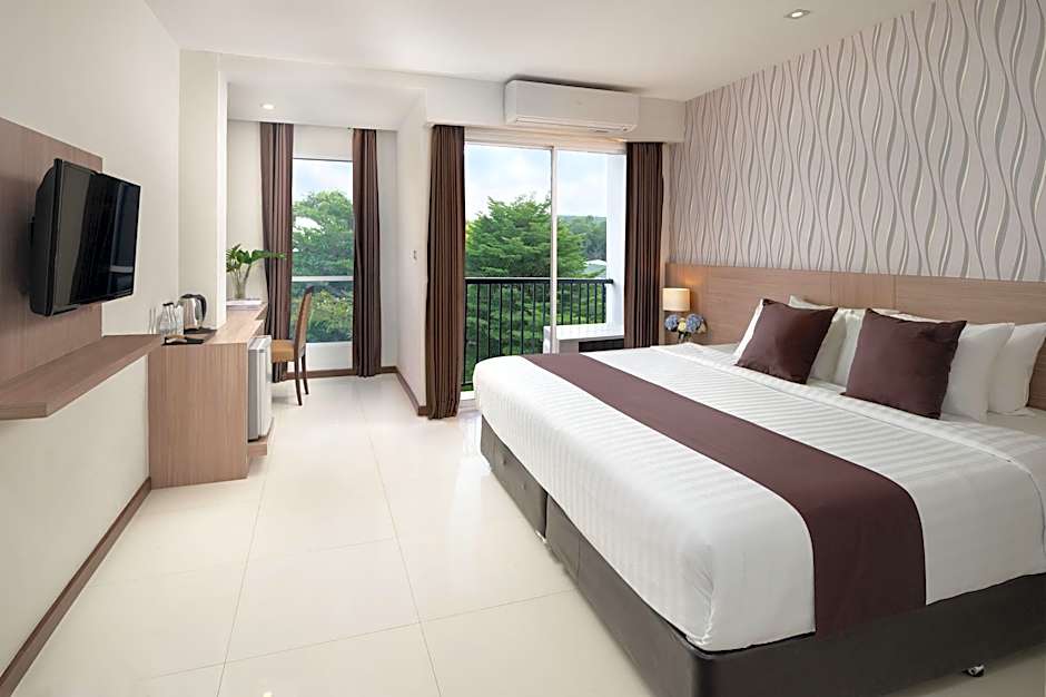 Photo 1 of 9 of Standard 1 King Bed, Garden View
