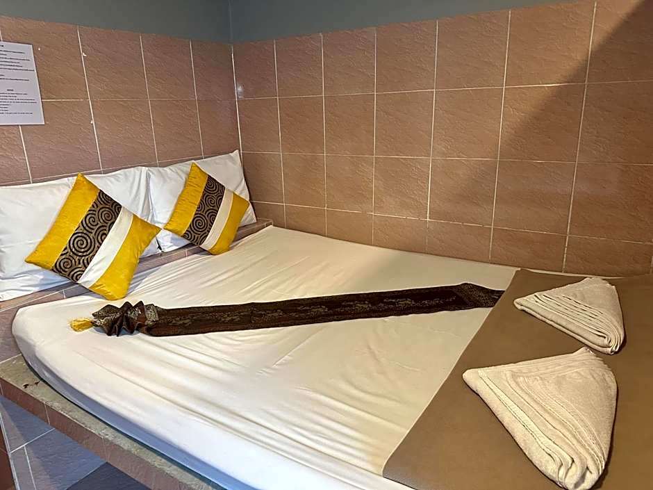 Full Moon Central Party Hotel