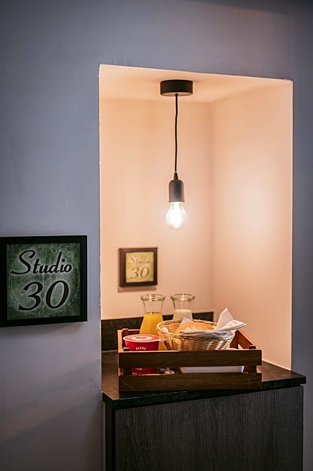 VIER Studios & Restaurant
