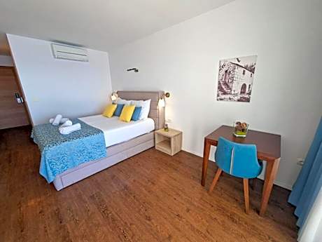Deluxe Double Room with Balcony and Sea View