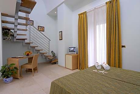 Deluxe Double Room with Balcony and Sea View