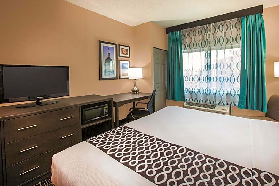 La Quinta Inn & Suites by Wyndham Indianapolis North At Pyramids