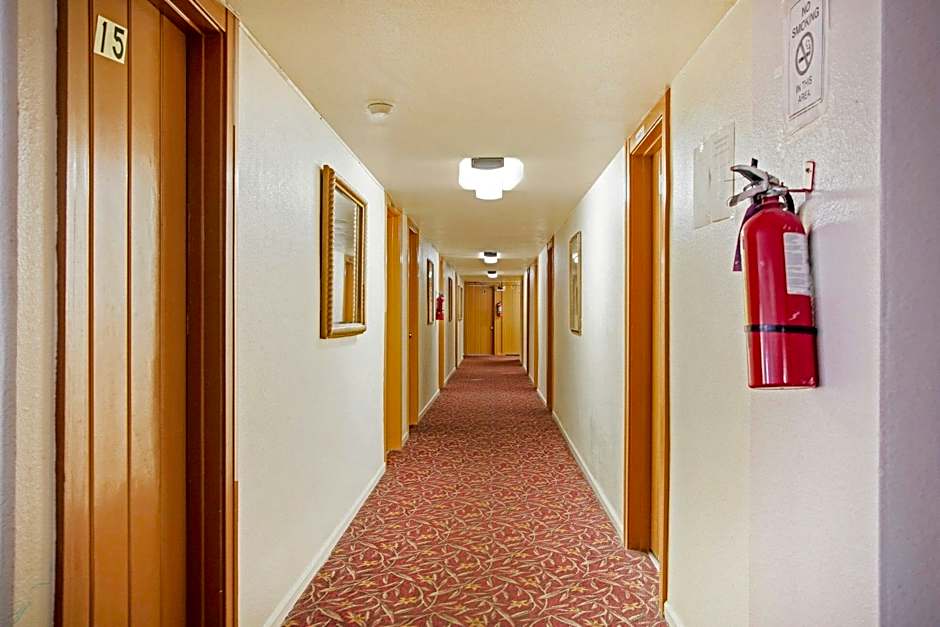 OYO Cameron Historic Hotel Brownsville I-69E