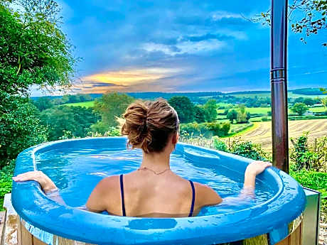 Romantic Getaway ,Shepherd Hut, Hot Tub & Firepit