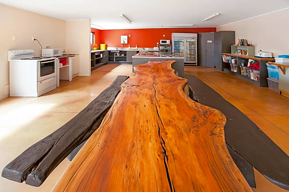 Beachcomber Lodge & Backpacker