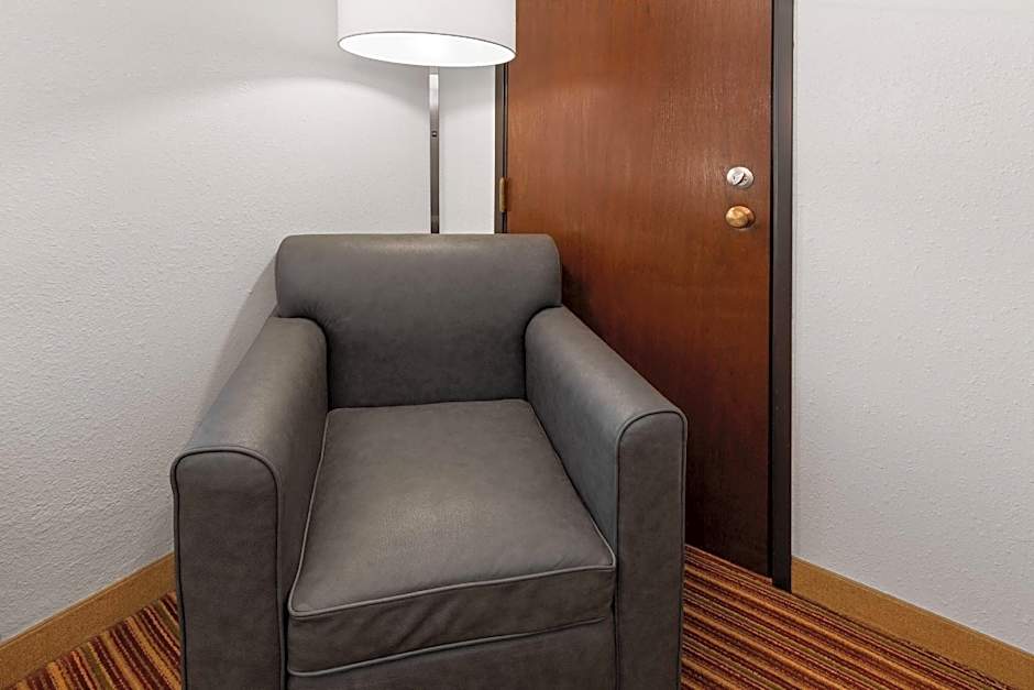 Super 8 by Wyndham Rock Port MO