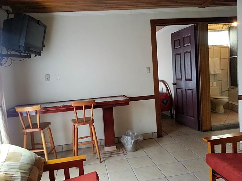Hotel La Guaria Inn & Suites