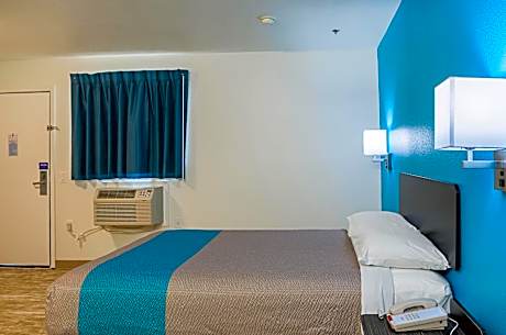 1 King Bed | Mobility Accessible Tub, Nsmk