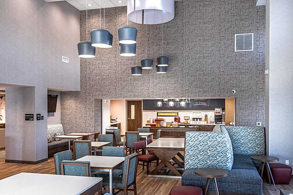 Hampton Inn & Suites Bakersfield Central