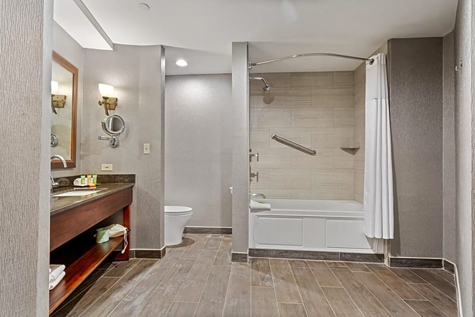 Wyndham Garden Baronne Plaza