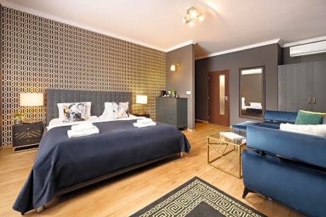 Large Double Room - Street View