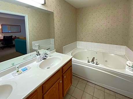 Deluxe Jacuzzi Suite