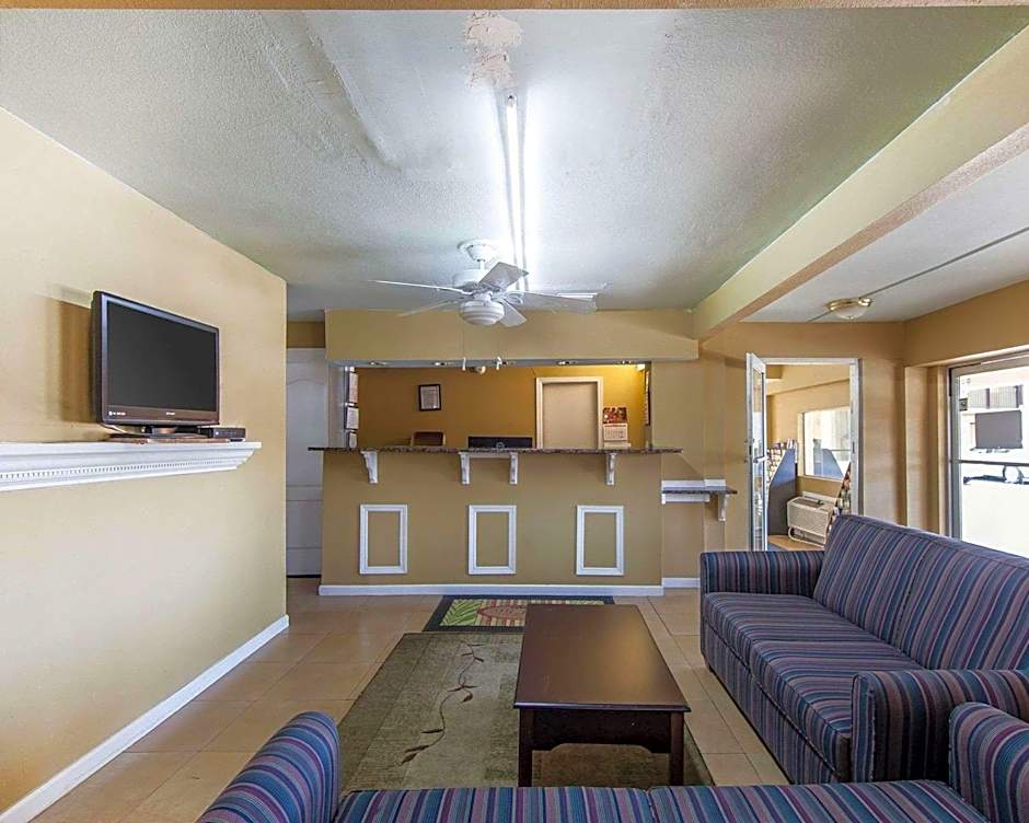 Days Inn by Wyndham Calhoun GA I-75 and US-41 