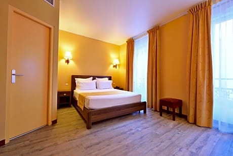 Classic Double Room with Garden View