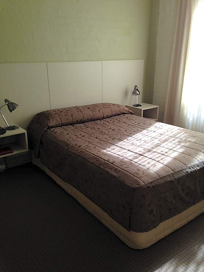 Francis Phillip Motor Inn and The Lodge