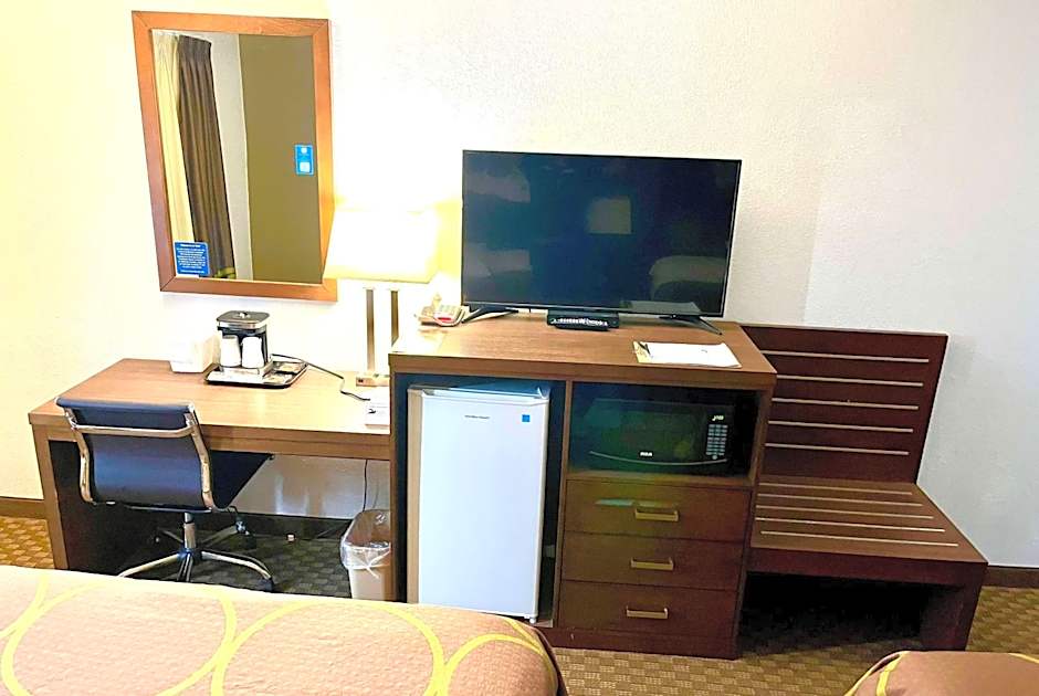 Super 8 by Wyndham Hinton