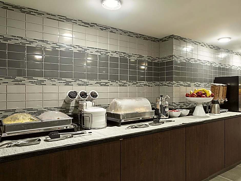 La Quinta Inn & Suites by Wyndham Baltimore Bwi Airport