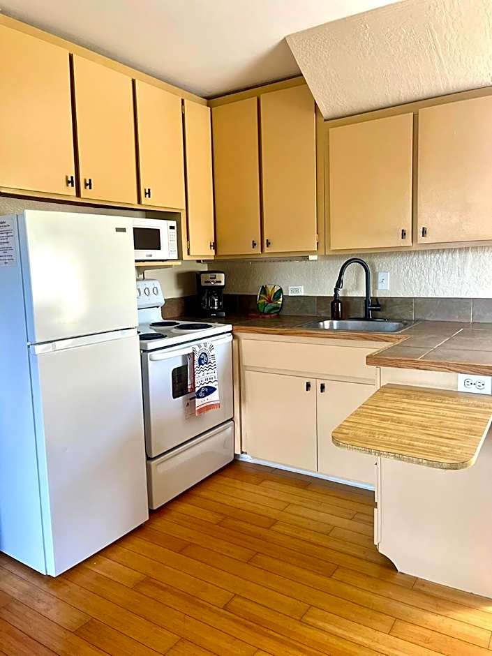 Beachfront 1 Bedroom Condo with Private Beach, Pool, Hot Tub