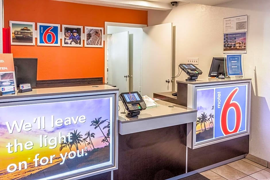 Motel 6-Bakersfield, CA - East