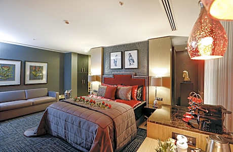 Honeymoon Suite