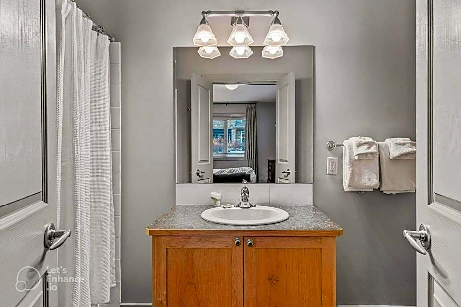 Rocky Mountain Getaway with Outdoor Heated Pool, 3 Hot Tubs, Gym, BBQ, Garage & 24 hour Reception near Banff