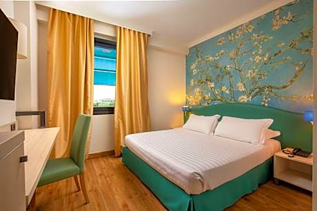 1 Queen Bed Executive Room Pool View Mini Bar