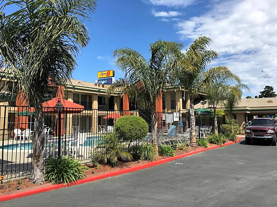 Super 8 by Wyndham Salinas