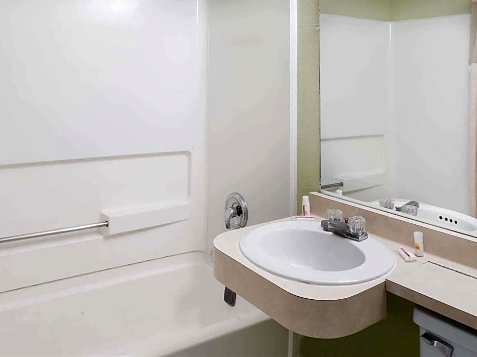 Days Inn by Wyndham Henrietta/Rochester Area