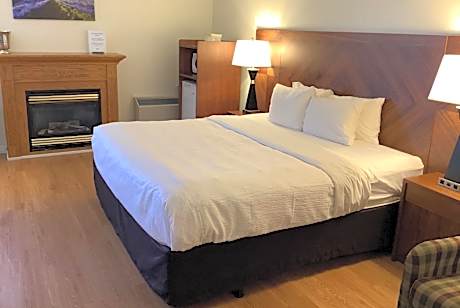 1 King Bed Studio Suite Second Floor River View Non-Smoking