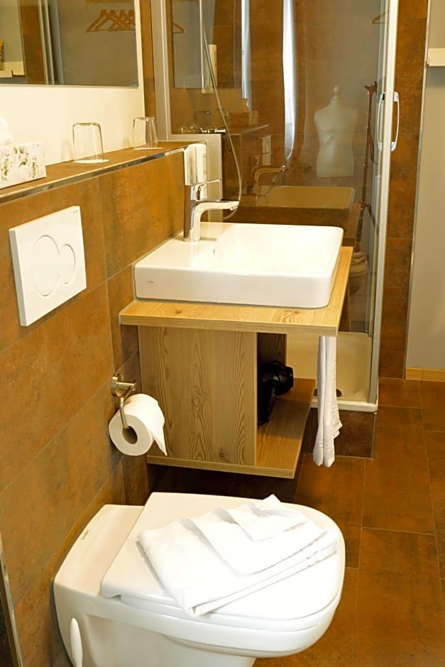 R & J Hotel