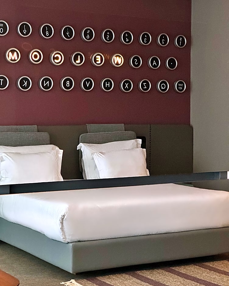 Photo 1 of 5 of Deluxe 1 King Bed