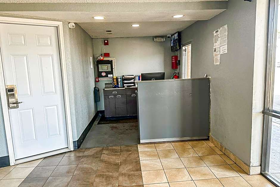 OYO Hotel Mobile, AL I-65 at Airport Blvd