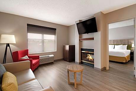 One-Bedroom King Suite - Disability Access/Roll-In Shower