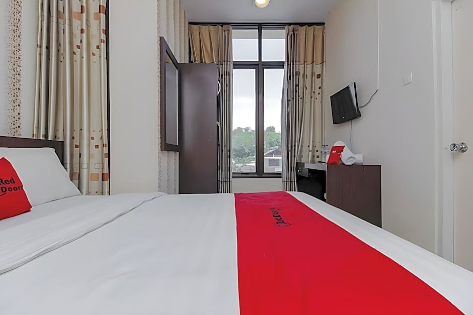 RedDoorz Plus @ Paal 2 Manado
