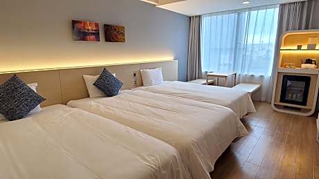 Deluxe Triple Room - Non-Smoking