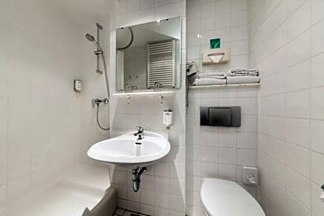 1 Single Bed Standard Room Work Desk Safe Wi-Fi Shower