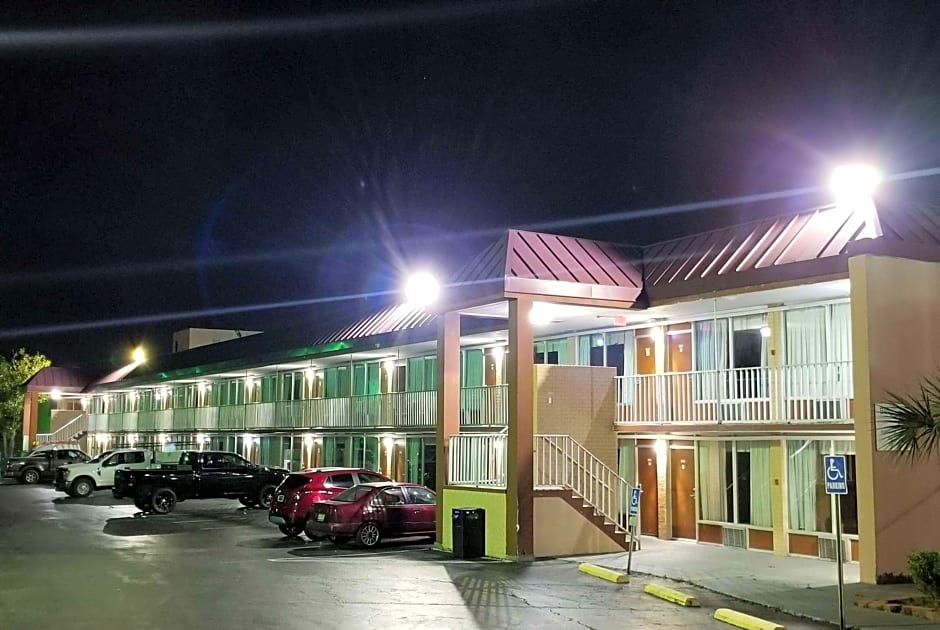 Days Inn & Suites by Wyndham Charleston Airport West