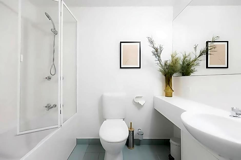 Battery Point apartment with river views