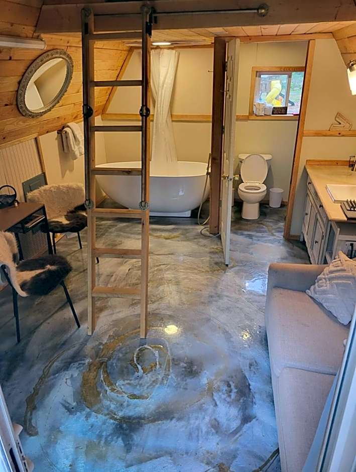 Tree Ring Cabin on 33 Acre Farm