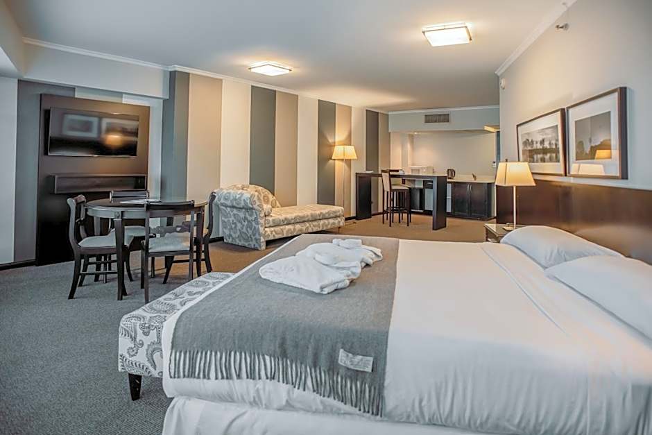 Plaza Real Suites Hotel