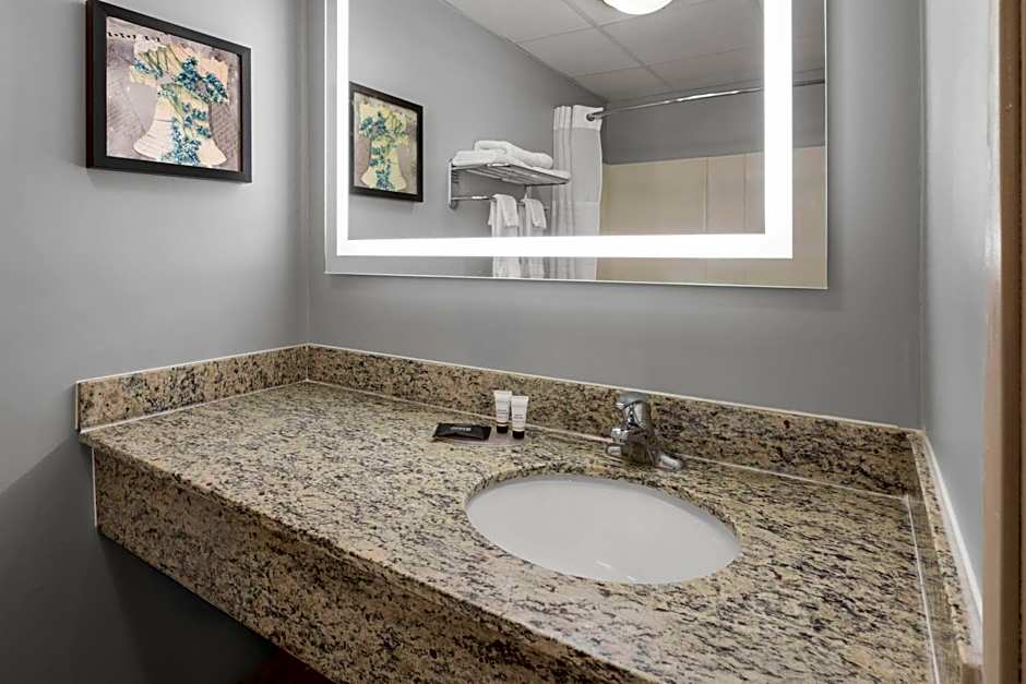 AmericInn by Wyndham Douglas/Saugatuck