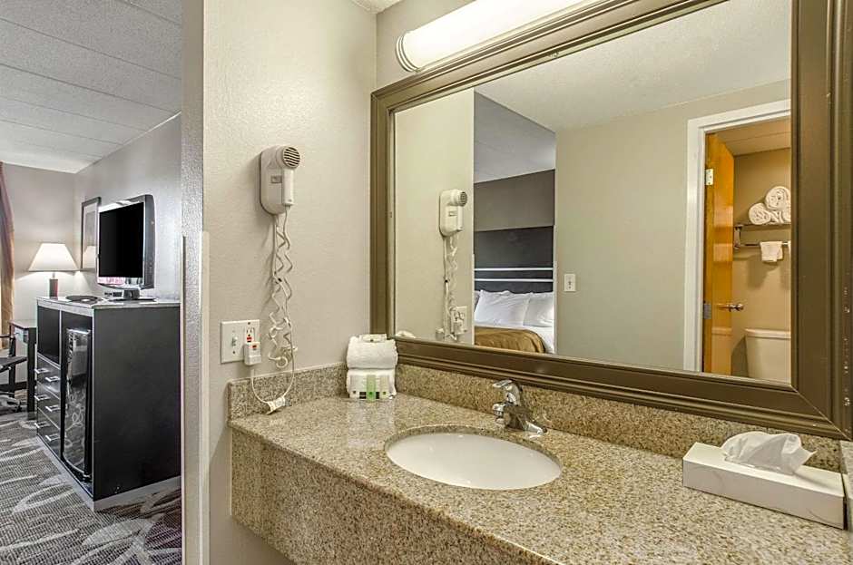 La Casa Inn & Suites-Middleboro