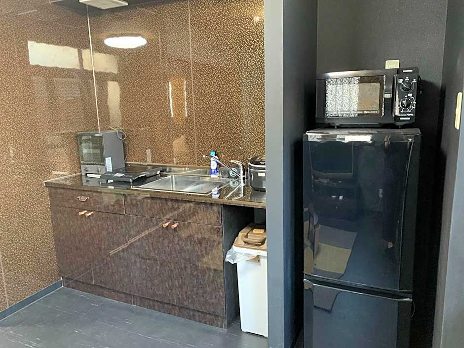 Maximum of 18 people can be rented in one building 3 minutes walk to Tomari Port 10 minutes drive to the airport No parking lot 30 seconds walk from paid parking lot warayunso port city May